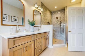 Shower, towels - Sea Colony Tennis house with gym, grill, & pool (Bethany Beach)