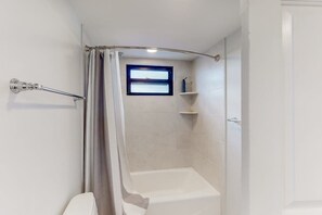 Shower, towels - Sea Colony Ocean 10th-floor condo with basketball court, gym, and sauna (Bethany Beach)