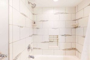 Shower, towels - Sea Colony Ocean 3rd-floor condo with elevator & gym (Bethany Beach)
