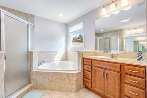 Shower, towels - Bayside Resort townhouse with golf on-site, pool access, fireplace, & central AC (Selbyville)