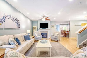 TV, fireplace - Bayside Resort townhouse with golf on-site, pool access, fireplace, & central AC (Selbyville)
