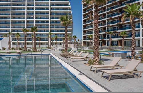 Beachfront 2BR Condo Pool Ocean Views Resort
