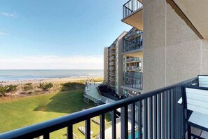 Property grounds - Sea Colony Ocean 4th floor condo w/ balcony, tennis court, and free WiFi (Bethany Beach)