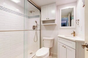 Shower, towels - 1st floor Sea Colony condo with shared gym, tennis court, and elevator (Bethany Beach)