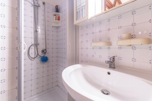 Apartment, Patio | Bathroom - Appartamento Posada (Posada)