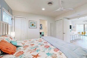 Tabla de planchar con plancha, wifi y ropa de cama