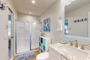 Shower, hair dryer, towels - Sea Colony Tennis 1st floor condo w/ free WiFi, shared sauna, and tennis court (Bethany Beach)