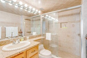 Een douche, een haardroger, handdoeken