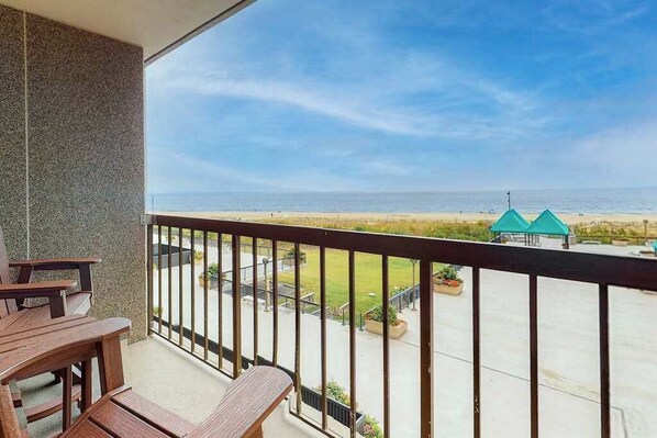 Property grounds - Sea Colony Ocean 3rd floor condo w/ pool, free WiFi, and elevator (Bethany Beach)