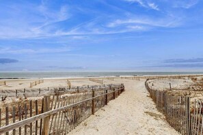 On the beach - Sea Colony oceanfront condo with pools, hot tub, sauna, balcony & pickleball (Bethany Beach)