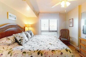 Tabla de planchar con plancha, wifi y ropa de cama