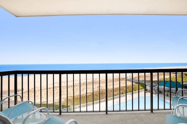 Property grounds - Sea Colony Ocean 5th floor condo w/ shared sauna, elevator, and pool (Bethany Beach)
