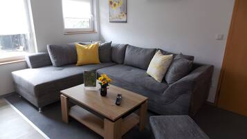 Fernseher, DVD-Player, Tischtennisplatte, Stereoanlage