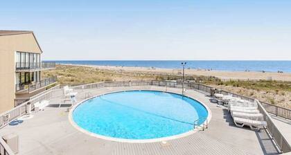 Sea Colony Ocean 2nd floor condo w/ shared sauna, tennis court, and elevator