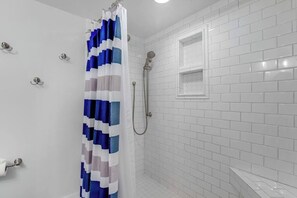 Shower, towels - Sea Colony oceanfront 1st-floor condo w/ pool, basketball court & elevator (Bethany Beach)