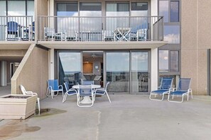 Outdoor dining - Sea Colony oceanfront 1st-floor condo w/ pool, basketball court & elevator (Bethany Beach)