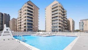 Una piscina rodeada de edificios de apartamentos modernos.