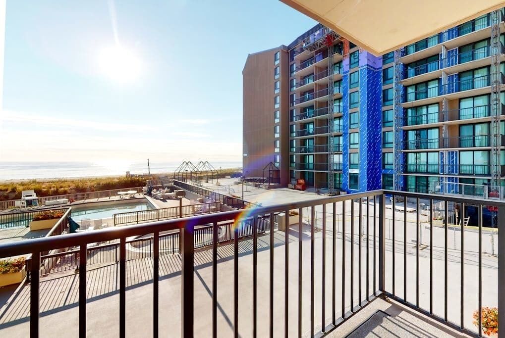Un hôtel moderne doté d’une piscine sur le toit et offrant une vue sur la plage.