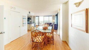 Un appartamento moderno con zona pranzo, soggiorno e balcone.