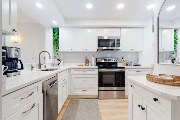 Fridge, microwave, oven, stovetop - Sea Colony Ocean 7th floor condo with indoor/outdoor pools, tennis, & gym access (Bethany Beach)