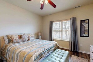 Iron/ironing board, WiFi, bed sheets - Inviting Millville by the Sea townhouse, community pool & playground (Millville)