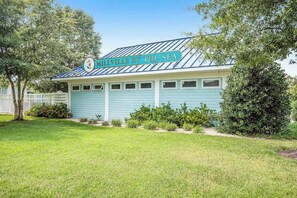Exterior - Inviting Millville by the Sea townhouse, community pool & playground (Millville)