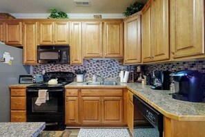 Fridge, microwave, oven, stovetop - Inviting Millville by the Sea townhouse, community pool & playground (Millville)
