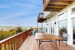 Outdoor dining - Seatowne bayfront home w/ outdoor shower, community pool, tennis & pier (Fenwick Island)