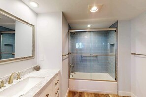 Shower, towels - Sea Colony Ocean 11th floor condo w/ free WiFi, tennis court, & basketball court (Bethany Beach)