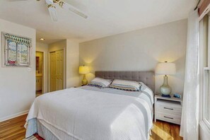 Iron/ironing board, WiFi, bed sheets - Brand new kitchen for 2025, wrap-around porch & easy access to private beach (Bethany Beach)