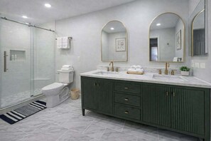 Shower, hair dryer, towels - Brand new kitchen for 2025, wrap-around porch & easy access to private beach (Bethany Beach)