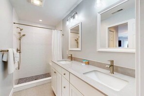 Shower, hair dryer, towels - Sea Colony Tennis 2nd-floor condo basketball court & sauna (Bethany Beach)