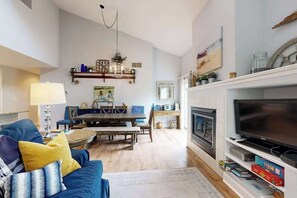 TV, fireplace, DVD player, offices - Sea Colony Tennis 2nd-floor condo basketball court & sauna (Bethany Beach)