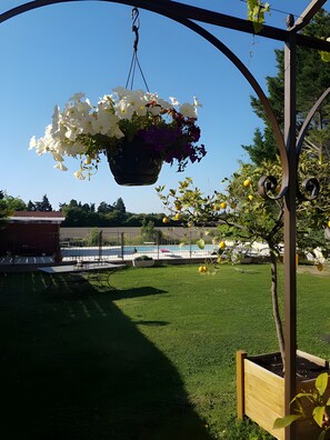 Property grounds - Bed and Breakfast 'Fleur De Garance' with Shared Pool, Private Terrace and Wi-Fi (Le Thor)