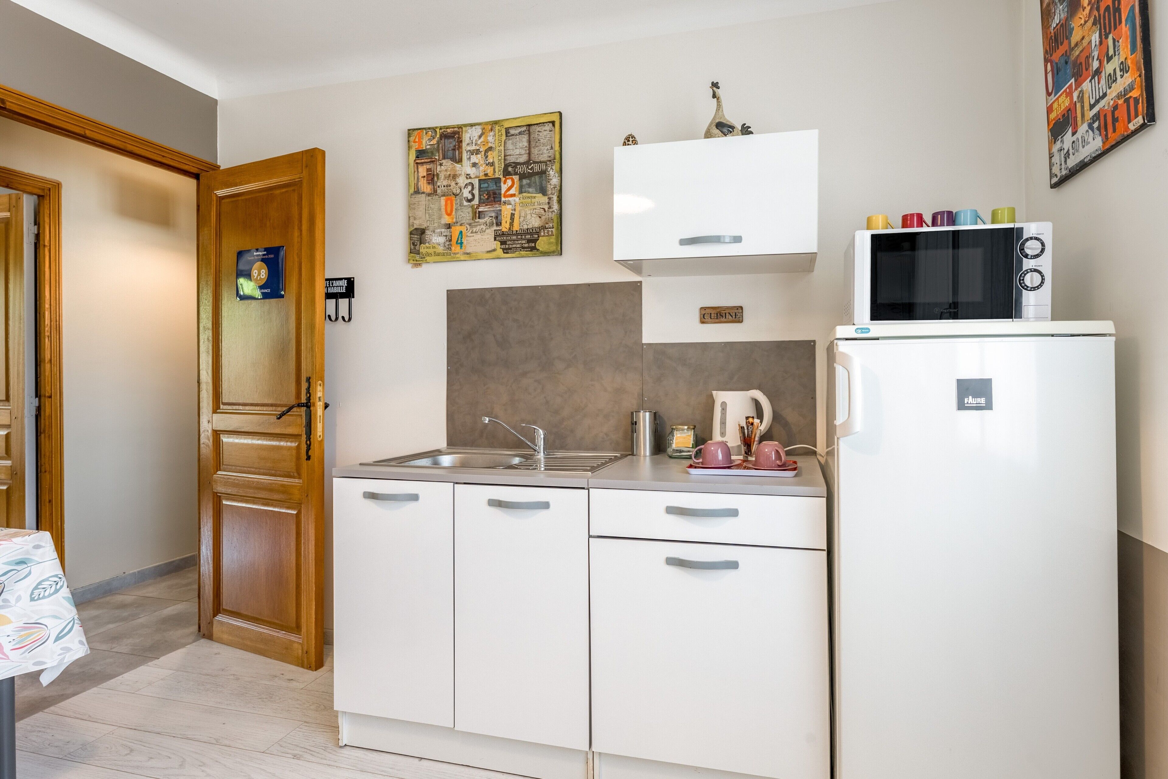 Refrigerador, microondas, tetera eléctrica y utensilios de cocina 
