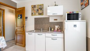Refrigerador, microondas, tetera eléctrica y utensilios de cocina