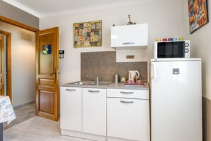 Fridge, microwave, electric kettle, cookware/dishes/utensils