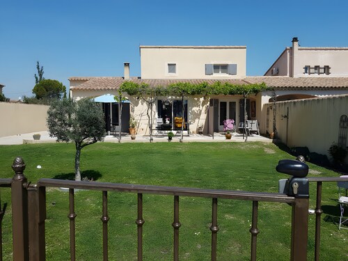 Chambre d’hôtes « Fleur De Garance » avec piscine partagée, terrasse privée et Wi-Fi