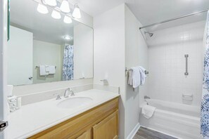 Shower, towels - Sea Colony Ocean 14th floor condo w/ tennis court, shared sauna, and free WiFi (Bethany Beach)