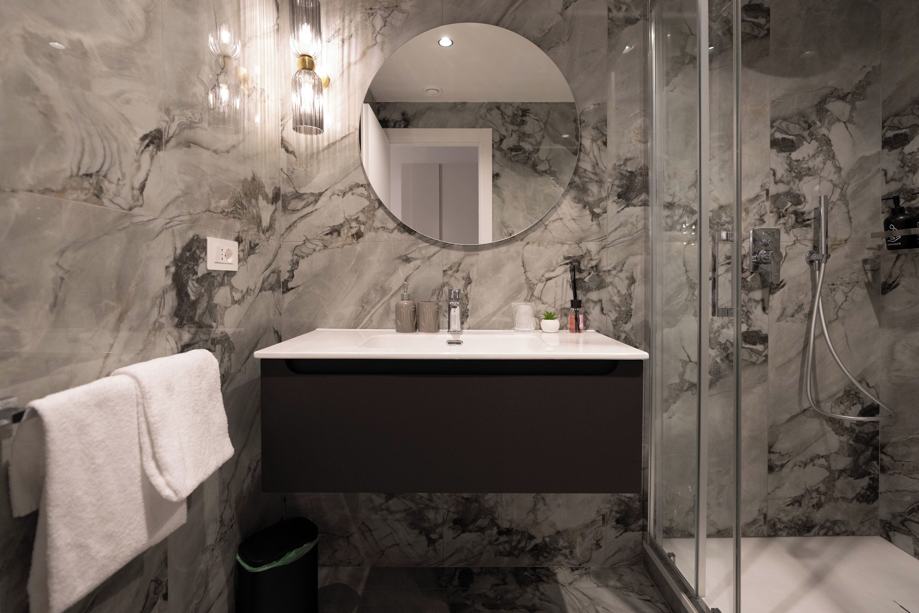 Habitación doble | Baño | Regadera, amenidades de baño gratuitas, secadora de cabello, batas 