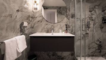 Habitación doble | Baño | Regadera, amenidades de baño gratuitas, secadora de cabello, batas