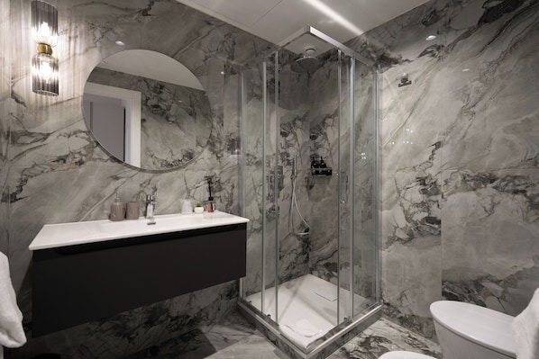 Double Room | Bathroom | Shower, free toiletries, hair dryer, towels - Aethel Guesthouse (Rome)