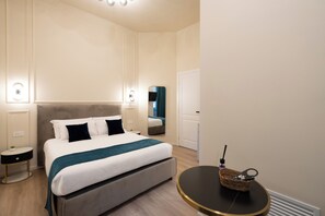 In-room safe, desk, soundproofing, iron/ironing board - Aethel Guesthouse (Roma)