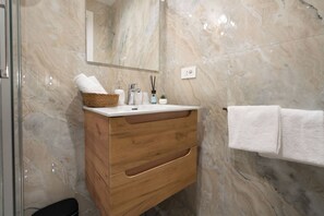 Shower, free toiletries, hair dryer, towels - Aethel Guesthouse (Roma)