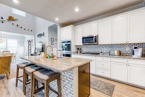 Fridge, microwave, oven, stovetop - Dog-friendly resort townhouse w/shared sauna, fireplace, basketball/tennis court (Selbyville)