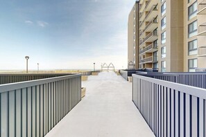 Property grounds - Sea Colony Ocean 1st floor condo w/ balcony, free WiFi, and shared sauna (Bethany Beach)