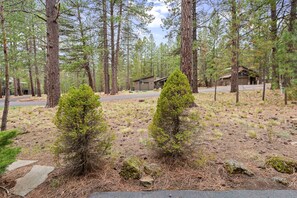Property grounds - 7 Little Court 3 Bedroom Home (Bend)