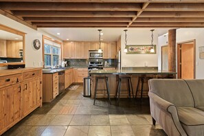 House, 3 Bedrooms | Private kitchen - 7 Little Court 3 Bedroom Home (Bend)