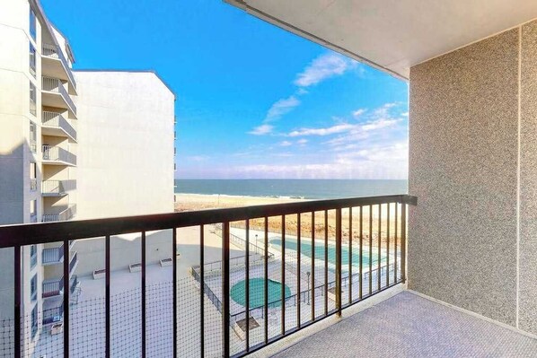 Property grounds - Sea Colony Ocean 5th floor condo w/ free WiFi, basketball court, & shared sauna (Bethany Beach)