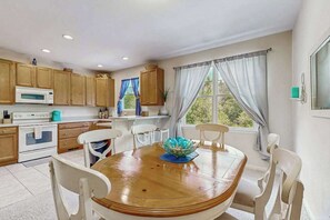 Fridge, microwave, oven, stovetop - Bayside Resort townhouse w/ balcony, free WiFi, pool, and golf on-site (Selbyville)